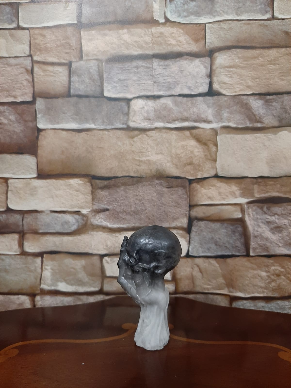 Epoxidharz Totenkopf in Hand