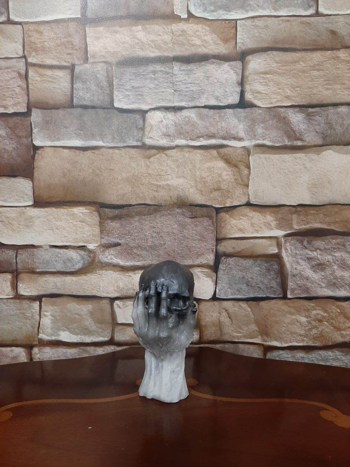 Epoxidharz Totenkopf in Hand