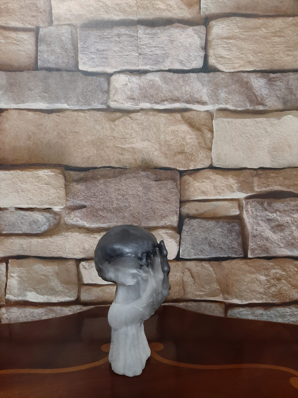 Epoxidharz Totenkopf in Hand