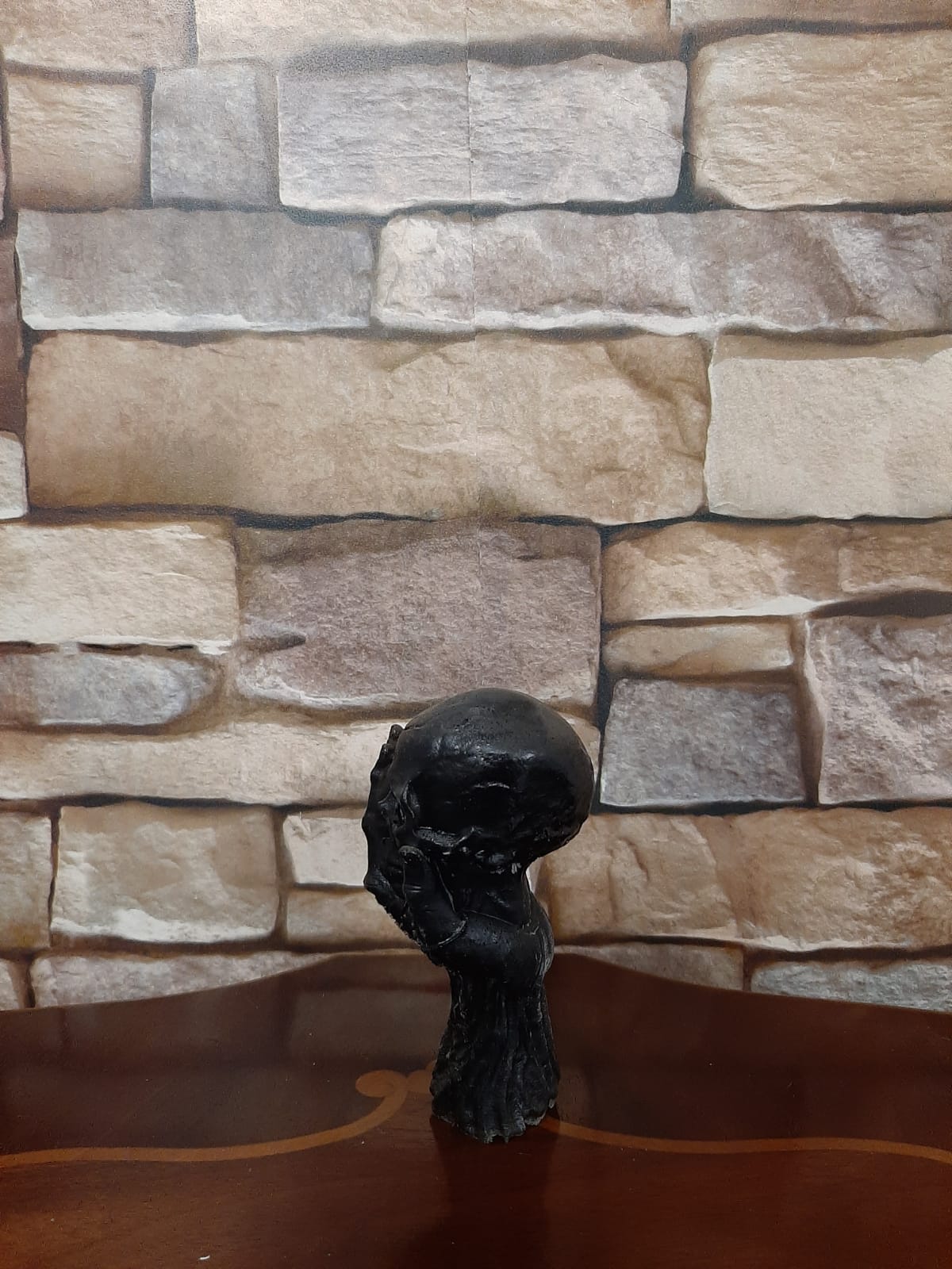 Epoxidharz Totenkopf in Hand