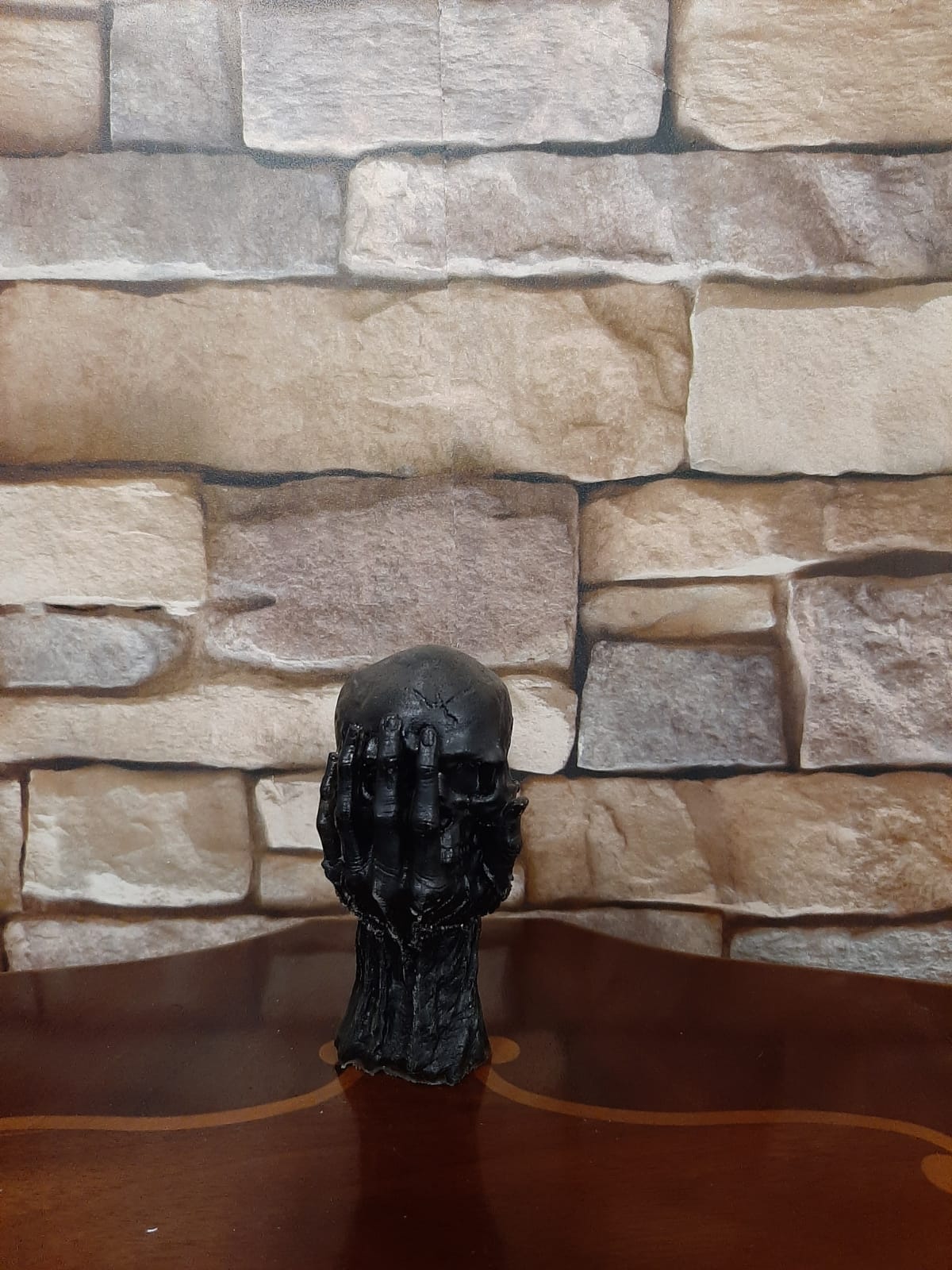 Epoxidharz Totenkopf in Hand