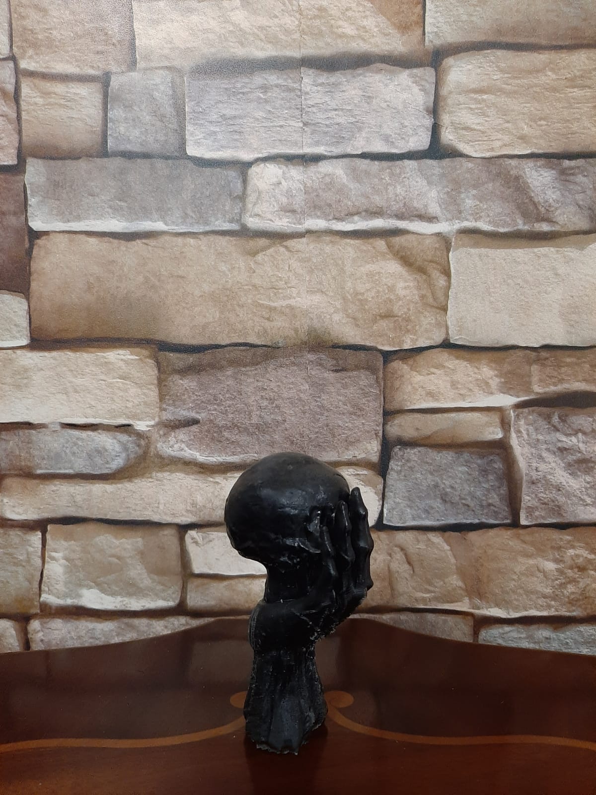 Epoxidharz Totenkopf in Hand